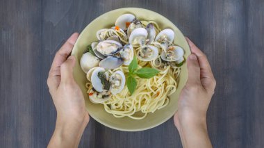 Kum midyeli makarna deniz ürünleri tabağı