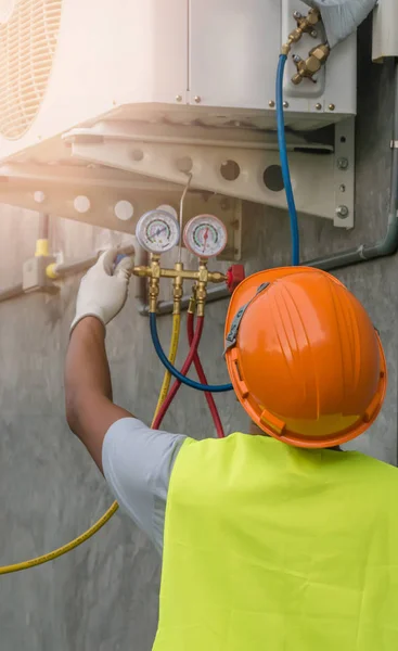 Mechanic använder en tryckmätare på luftkompressorn — Stockfoto