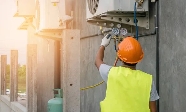 Mechanic gebruikt een manometer op de luchtcompressor — Stockfoto