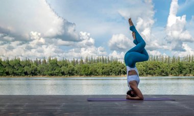 Asyalı kadın pratik yoga teşkil