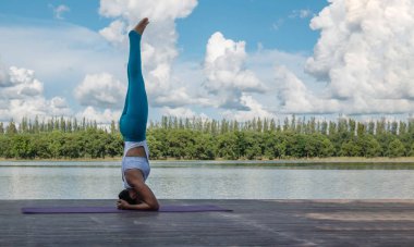 Asyalı kadın pratik yoga teşkil