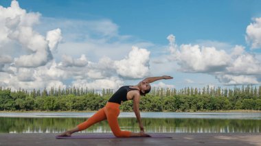 Asyalı kadın pratik yoga teşkil