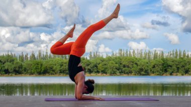 Asyalı kadın pratik yoga teşkil