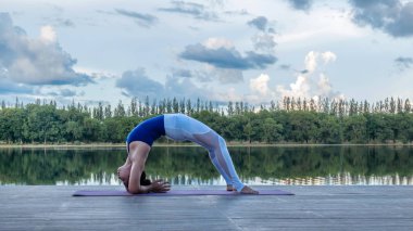 Asyalı kadın pratik yoga teşkil