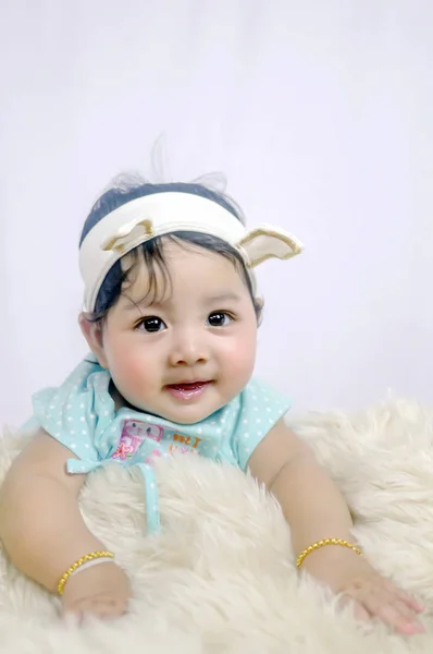 Asiático sorrindo bebê menina — Fotografia de Stock