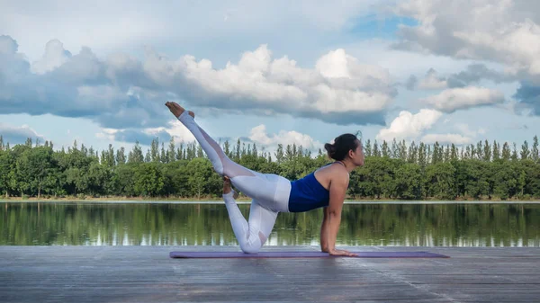 Mulher asiática praticando ioga pose — Fotografia de Stock