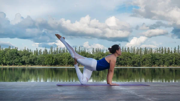 Asyalı kadın pratik yoga teşkil