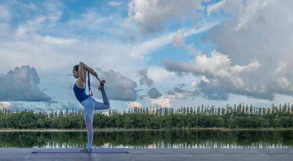 Mulher asiática praticando ioga pose — Fotografia de Stock