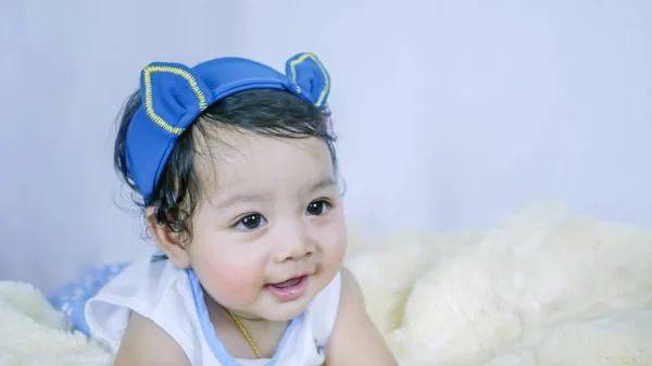 Asiática sonriente bebé chica — Foto de Stock