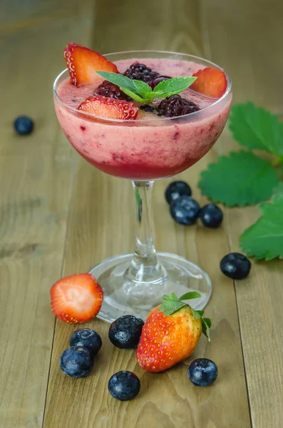 Малиновый коктейль со свежими ягодами — стоковое фото