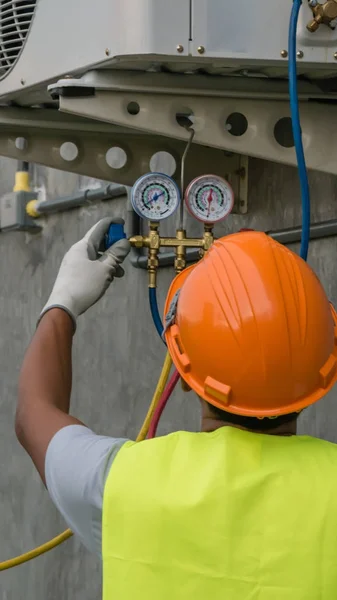 Technician is checking air conditioner — Stock Photo, Image