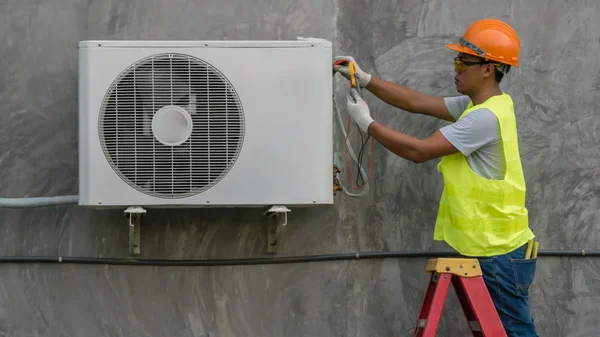 Tekniker kontrollerar luftkonditioneringen — Stockfoto