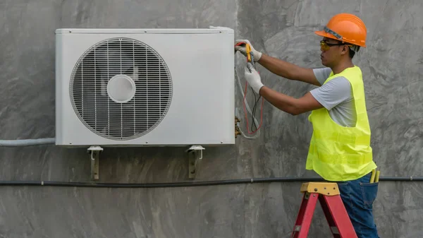 Technicus controleert de airco. — Stockfoto