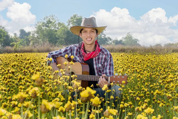 Agricultor asiático com guitarra — Fotografia de Stock