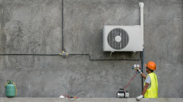 Technician is checking air conditioner — Stock Photo, Image