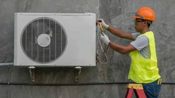 Technician is checking air conditioner — Stock Photo, Image