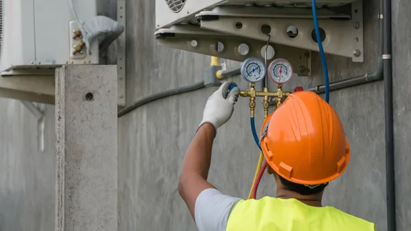 Technician is checking air conditioner — Stock Photo, Image