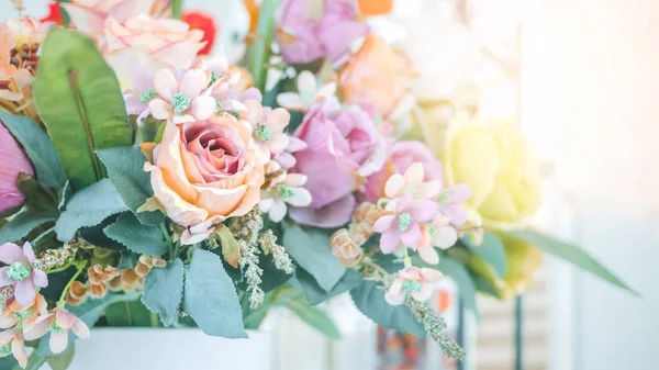 Mazzo di fiori di plastica — Foto Stock