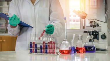 ekipman olan bilim adamı