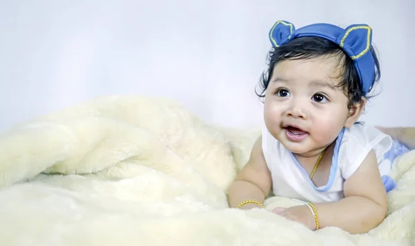 Asya gülümseyen kız bebek — Stok fotoğraf