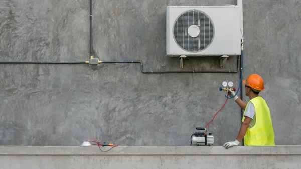 Technicus controleert de airco. — Stockfoto