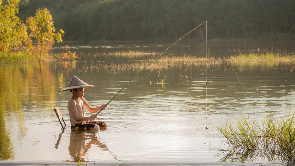 Asiatiska liten pojke fiske Royaltyfria Stockbilder