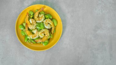  Karides ile tavada kızartılmış bükülmüş küme fasulye