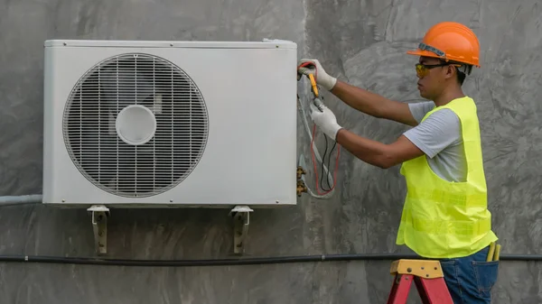 Technician is checking air conditioner — Stock Photo, Image