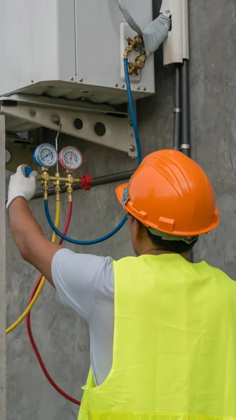 Technicien vérifie climatiseur Images De Stock Libres De Droits