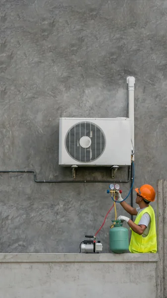 Technicus Controleert Buiten Airconditioner Eenheid — Stockfoto