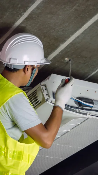 Technicus Controleert Airconditioner Eenheid — Stockfoto