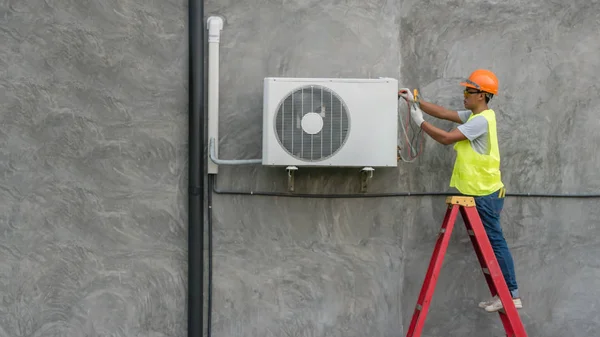 Technicus controleert de airco. — Stockfoto