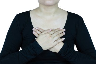 kadın onun ellerini göğsünde tutar.