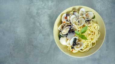 Kum midyeli makarna deniz ürünleri tabağı