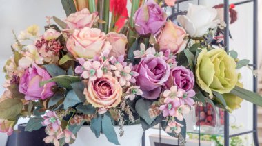 renkli plastik çiçek 