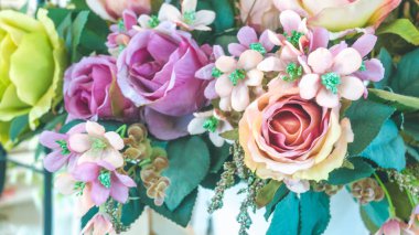 renkli plastik çiçek 