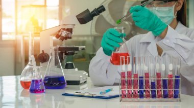 laboratuarda çalışan bilim adamı