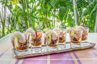 Baharatlı balık sosu içinde çiğ karides