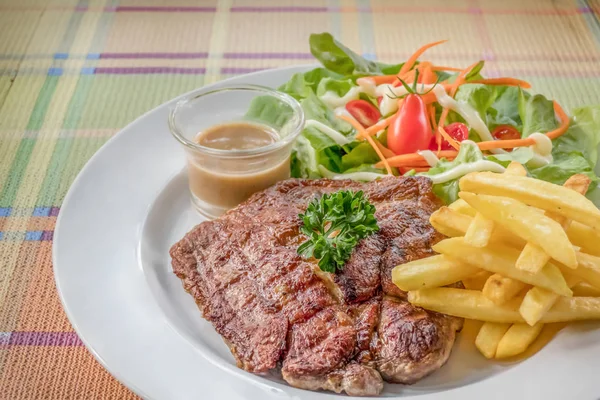 Filete a la parrilla en el plato —  Fotos de Stock