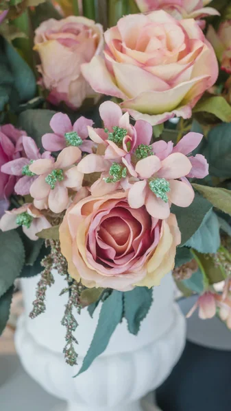 Colorato dei fiori di plastica — Foto Stock