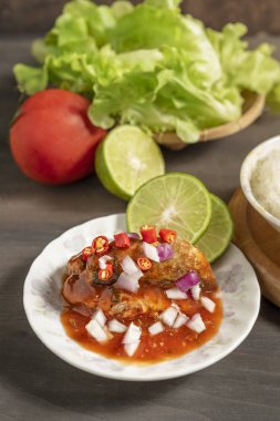 Baharatlı sardalya, domates soslu balık.