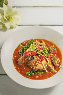 Baharatlı sardalya, domates soslu balık.