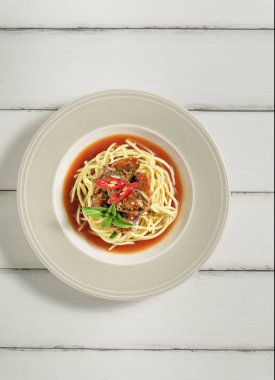 Domates soslu balık sardalyalı spagetti.