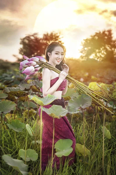 Красива жінка в традиційних азіатських сукнях — стокове фото