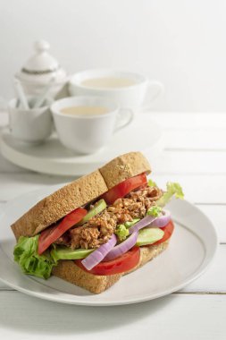 Balık ve taze sebzeli sandviç.