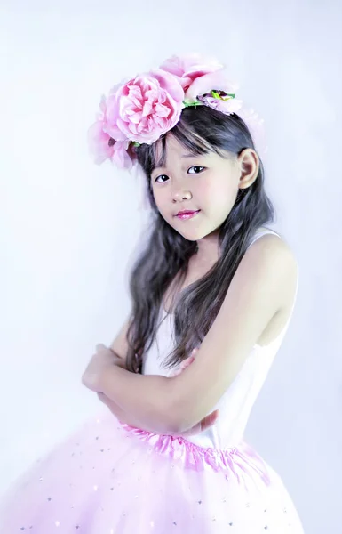 Азиатская маленькая девочка с черными волосами — стоковое фото