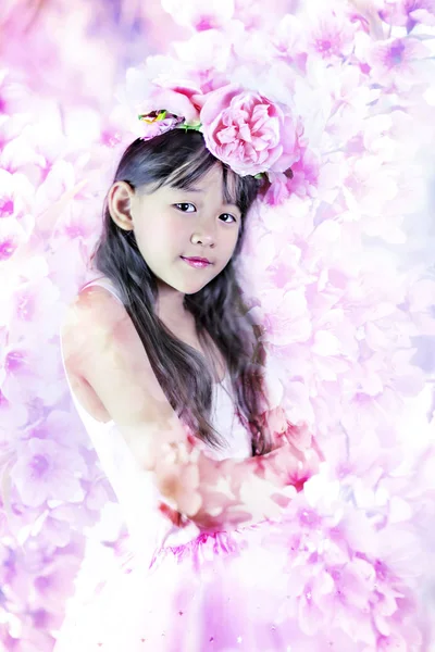 Asiatische kleine Mädchen mit schwarzen Haaren — Stockfoto