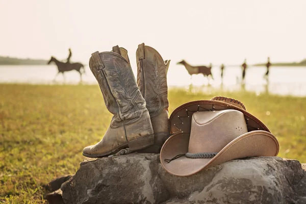 Vilda västern retro cowboy hatt och stövlar Royaltyfria Stockbilder