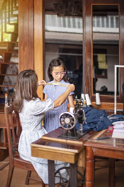 Asiático Sastre Trabajo Con Cinta Métrica Dressmaker Medición Chica Workroom — Foto de Stock