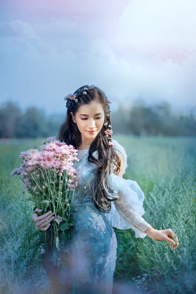 Портрет Красивої Азіатки Природному Полі Квітів — стокове фото